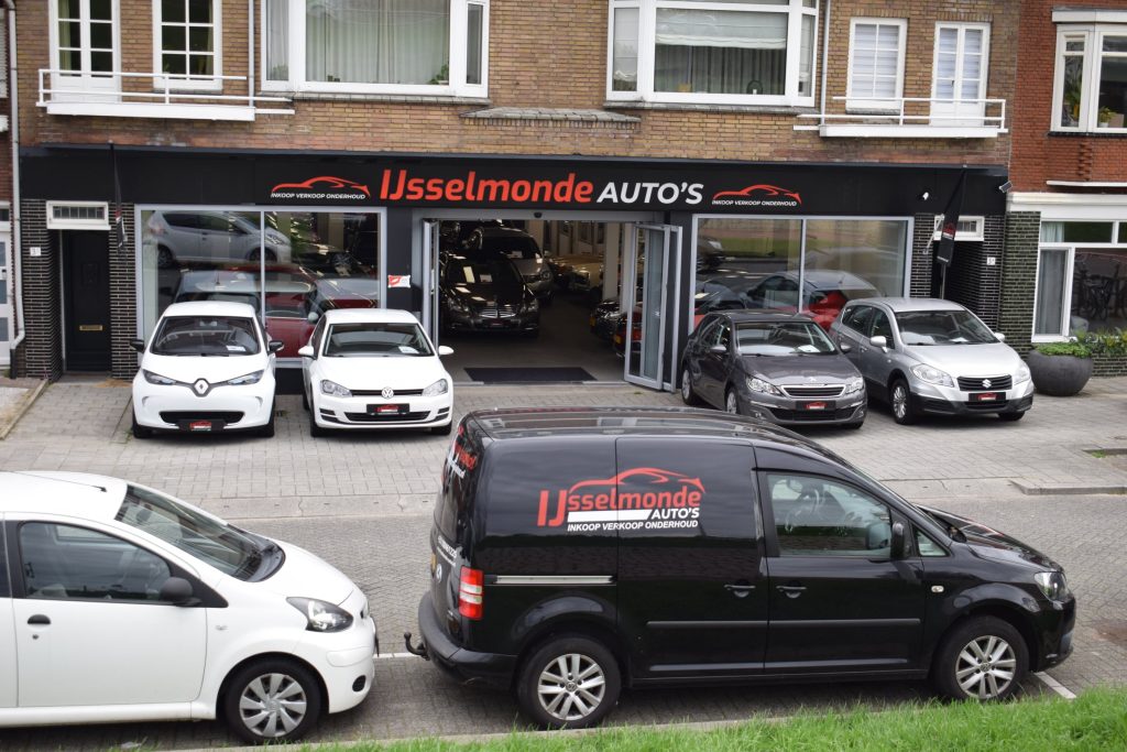 De gevel van IJsselmonde Auto's aan de Burgemeester van Slijpelaan