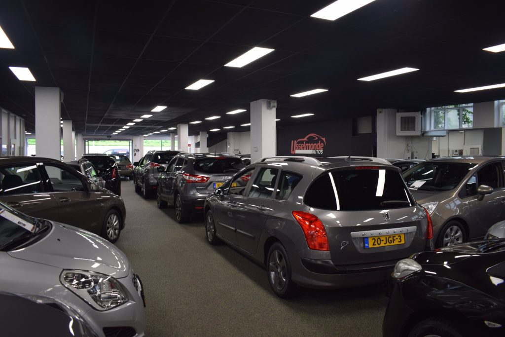 Rij occasions in de showroom