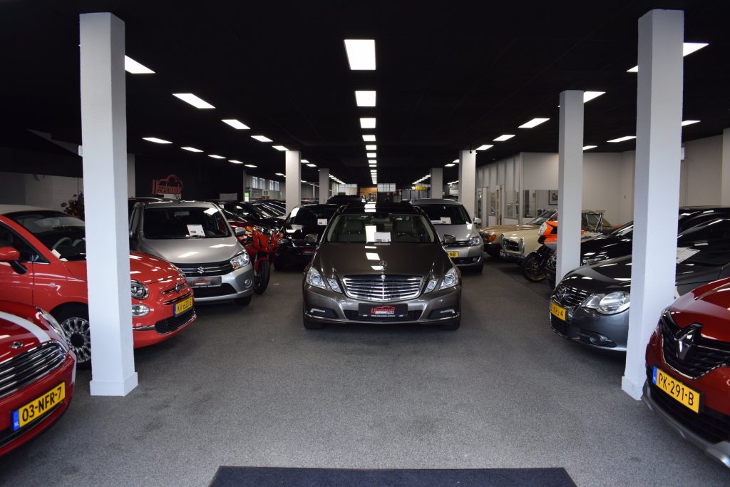 De overdekte showroom van IJsselmonde Auto's