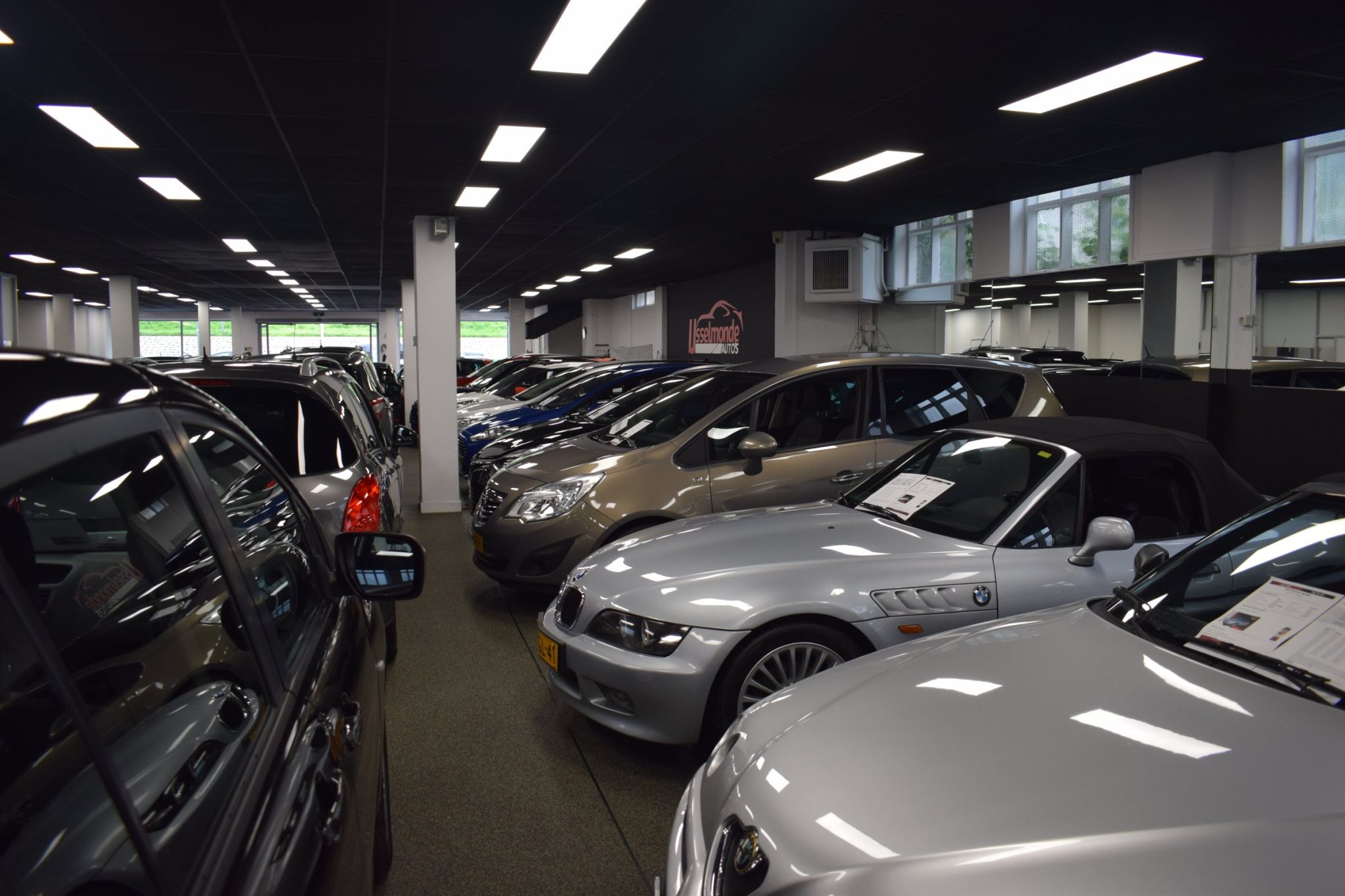 Occasions binnen in de showroom